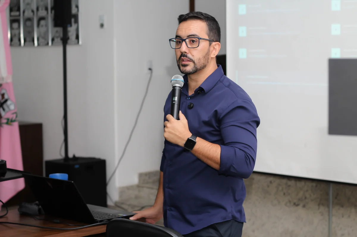 Douglas Amaral ao microfone durante uma apresentação