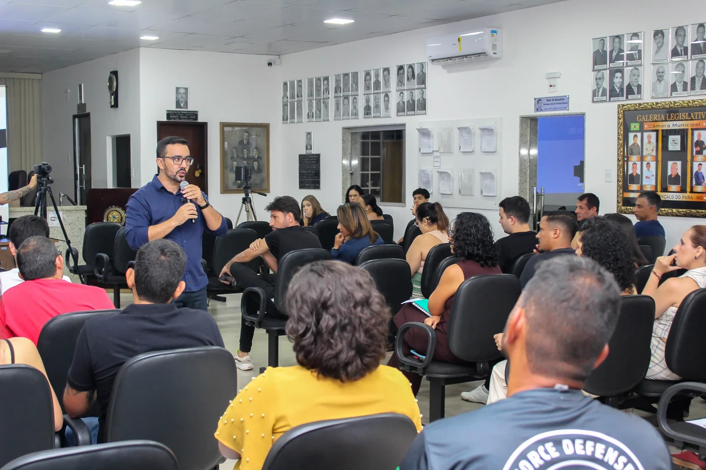 Douglas Amaral conduzindo uma palestra para plateia lotada