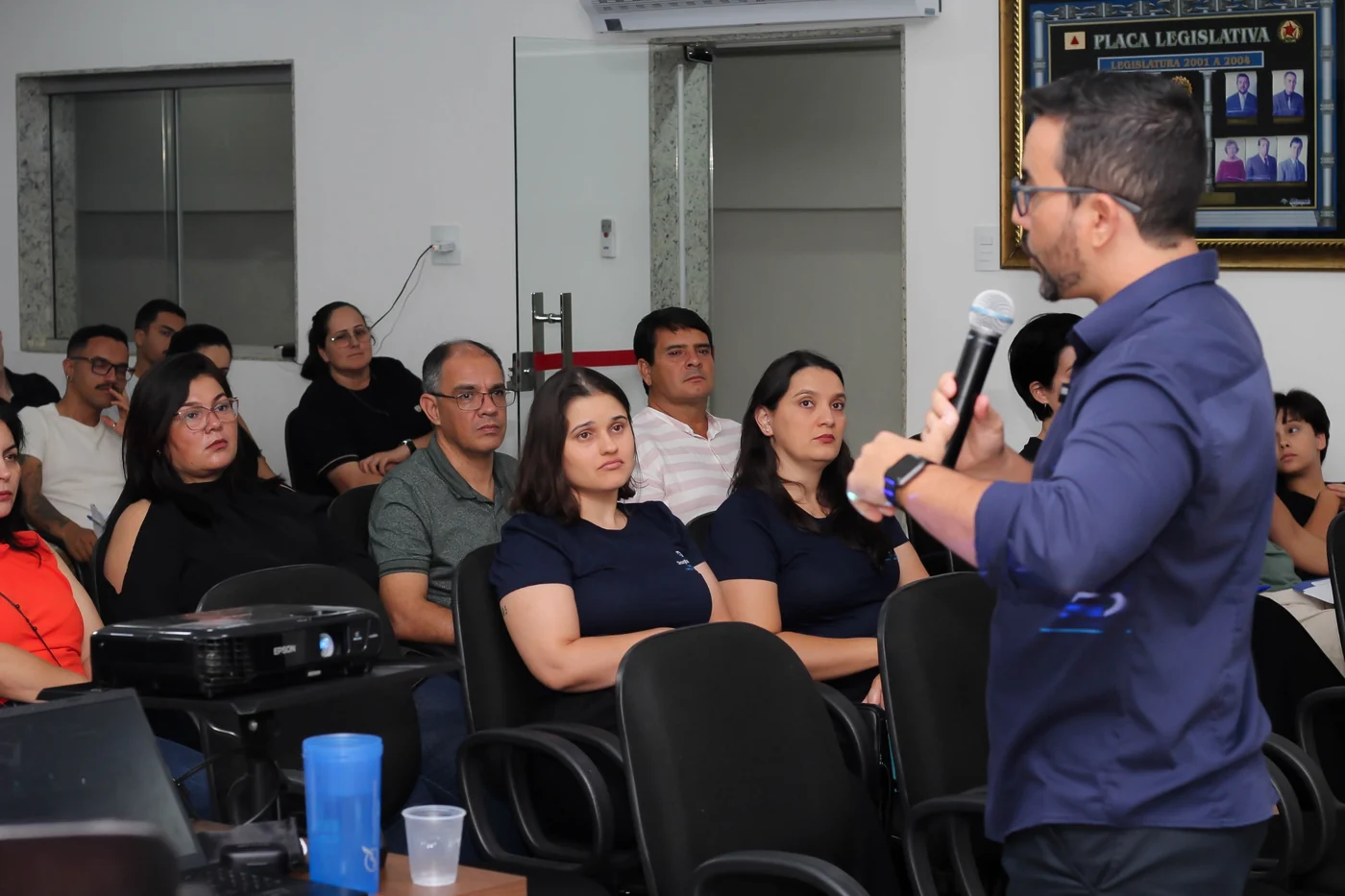 Douglas Amaral em sala de aula com os participantes acompanhando